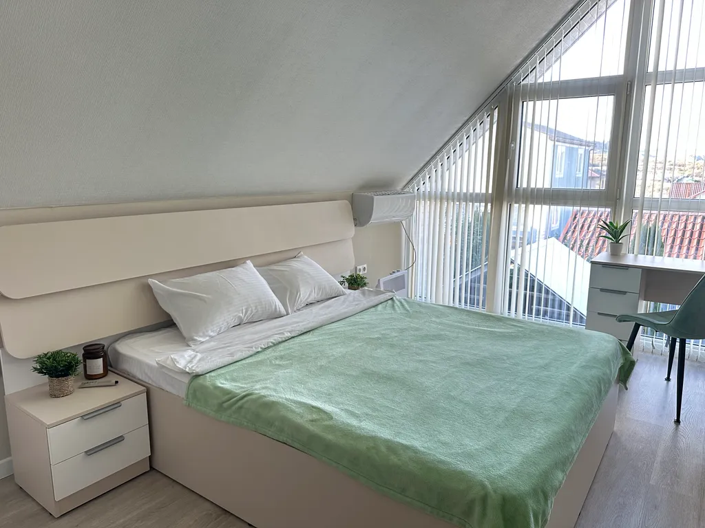 Уютный дом с большим витражным остеклением и подогреваемой купелью