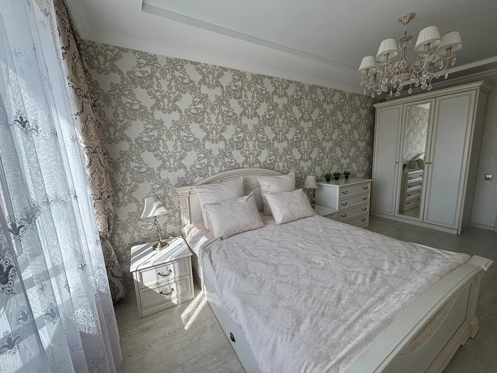 Светлая двухкомнатаная квартира с дизайнерским ремонтом рядом с центром города