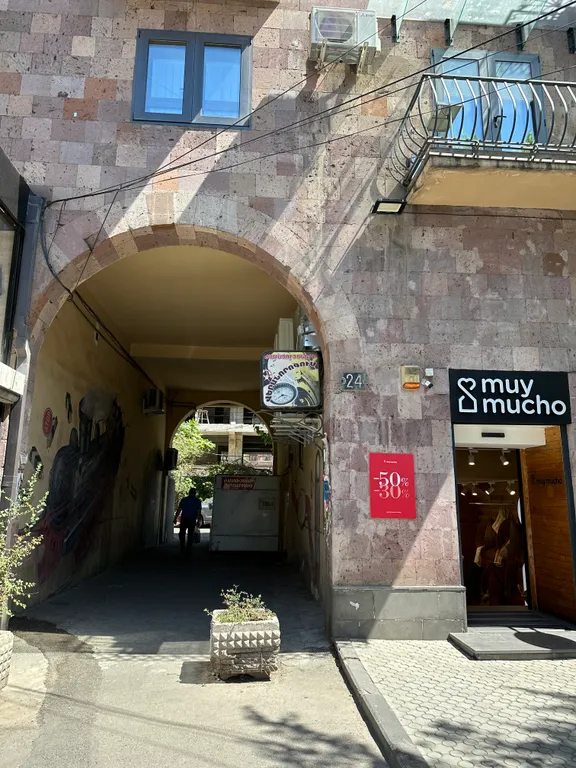 В центре под рукой все событие