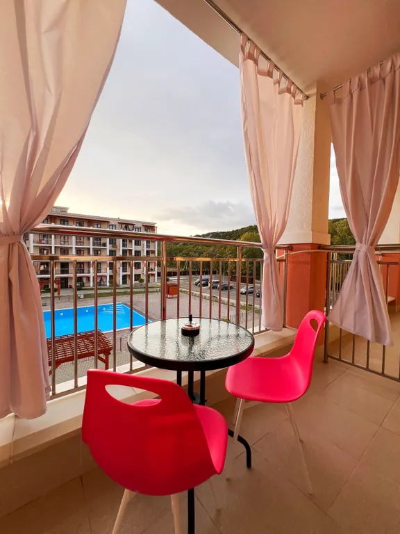 Стильная квартира-студия в яркой цветовой гамме с видом на бассейн — аренда посуточно в Сукко