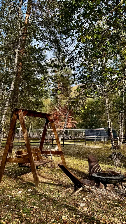 Шале на берегу реки, с беседкой