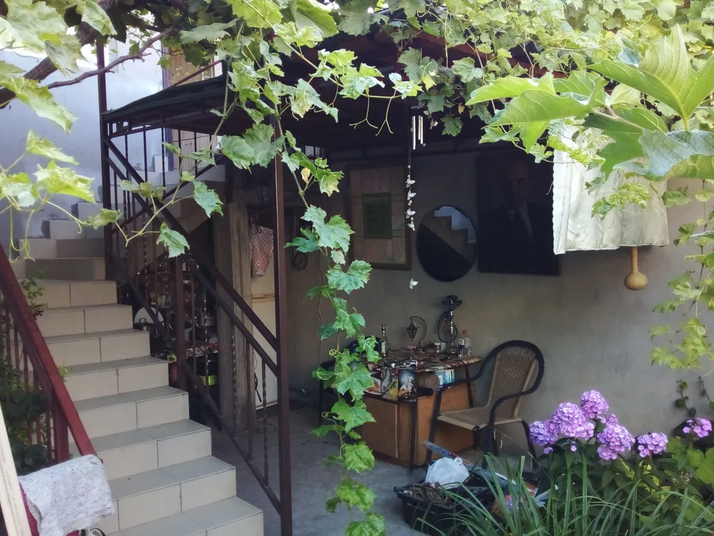 Уютный дом с балконом на море с тенистым двориком и своей парковкой