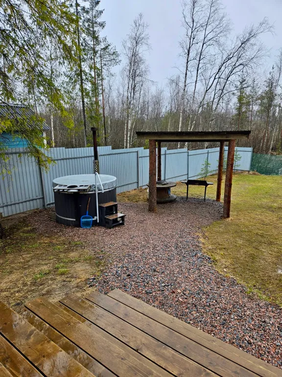 Атмосферный домик рядом с озером и лесом