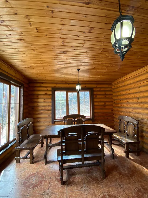 Уютный дом с камином в центре