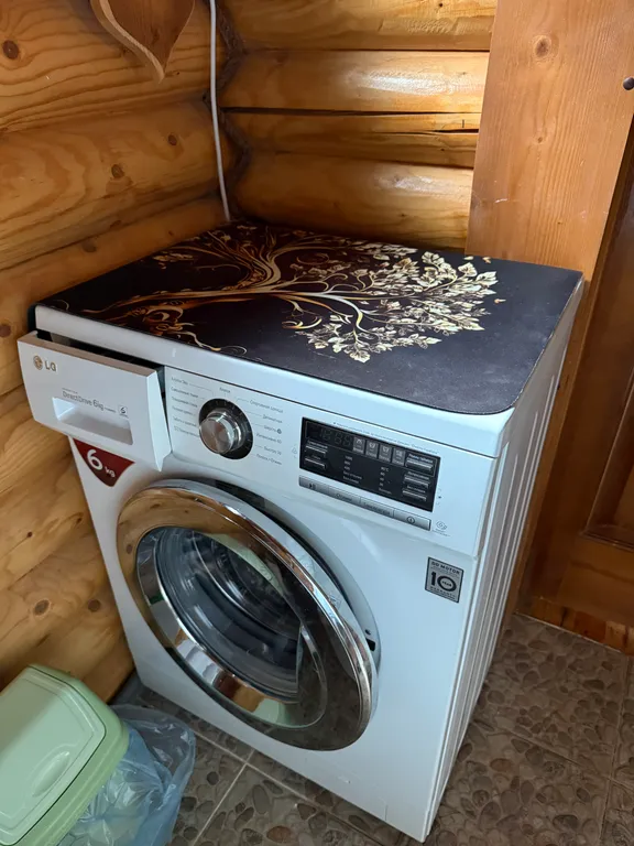 Деревянный домик возле моря