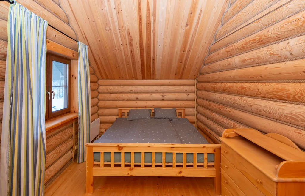 Большой деревянный коттедж рядом с озером и лесом