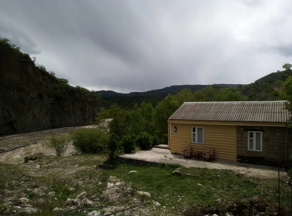 Домик на берегу реки Кара-Койсу