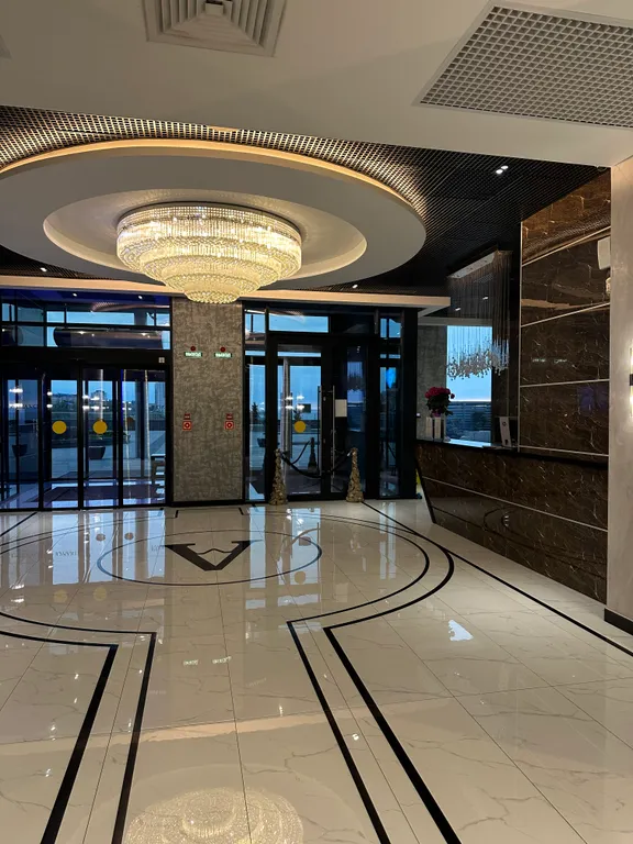 Уютная квартира в центре города на высоком этаже с видом на море