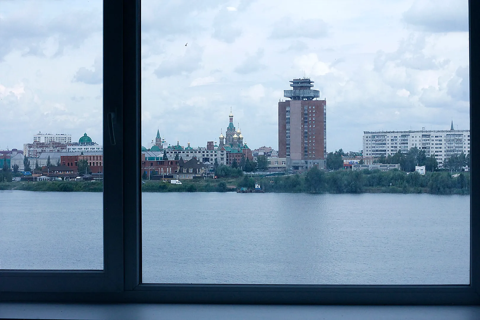 Вид из окон на реку и живописный центр города