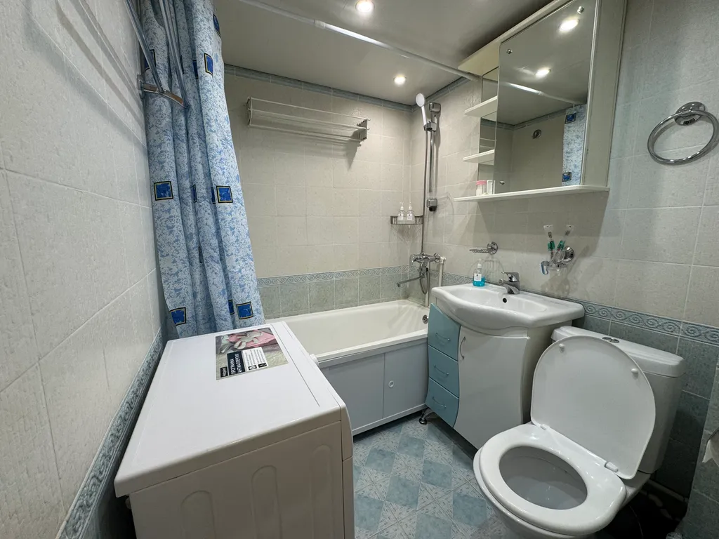 Стильная однокомнатная с большой кухней у ДК Металлургов