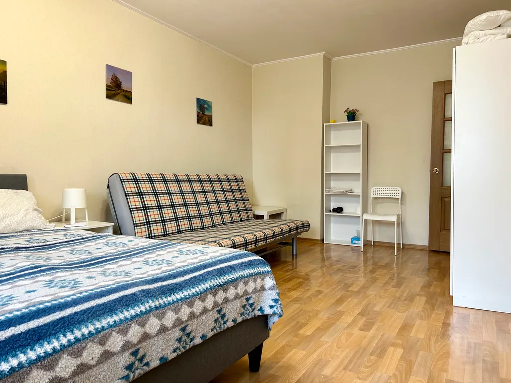 1-к квартира, 6 остановок до центра на автобусе, сквер под окнами