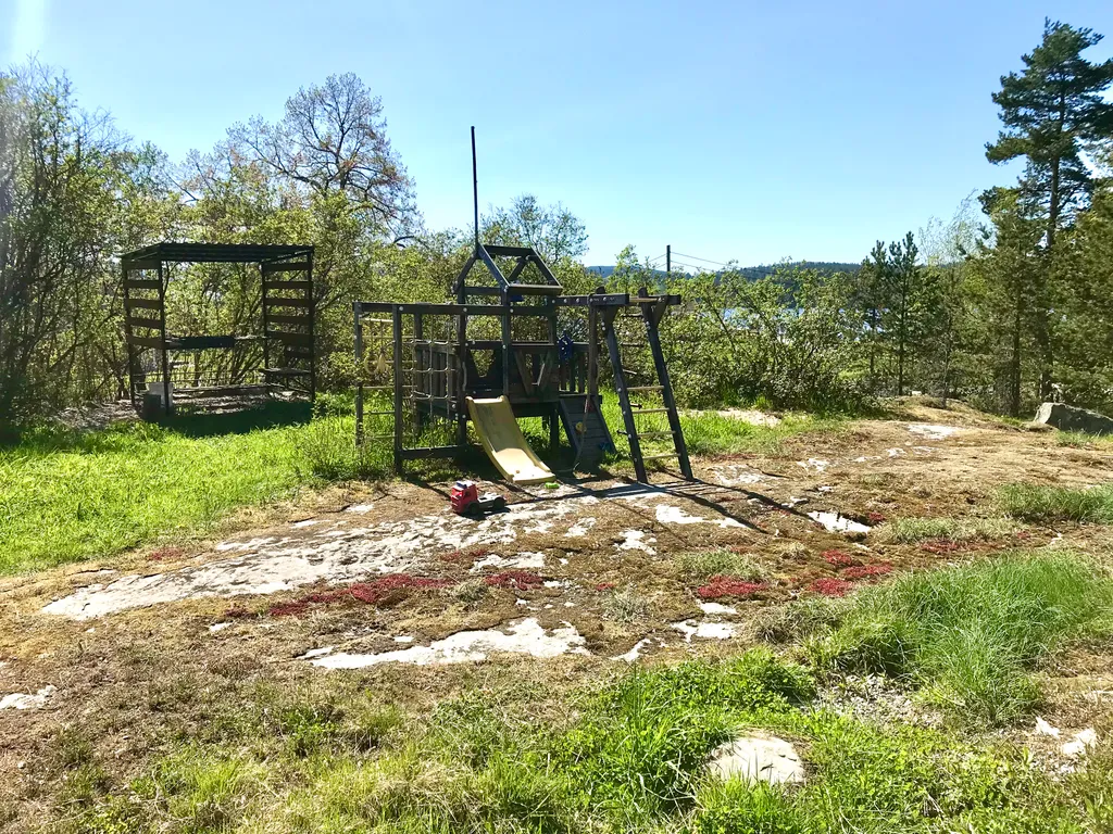 Дом на скале с видом на озеро