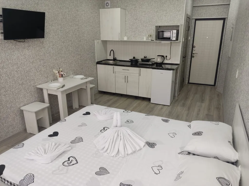 Светлая студия-2, расположенная вблизи аэропорта и ЖД вокзала Алматы-1