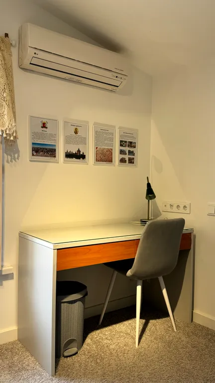 Дабл с видом на оживленный дворик кафе