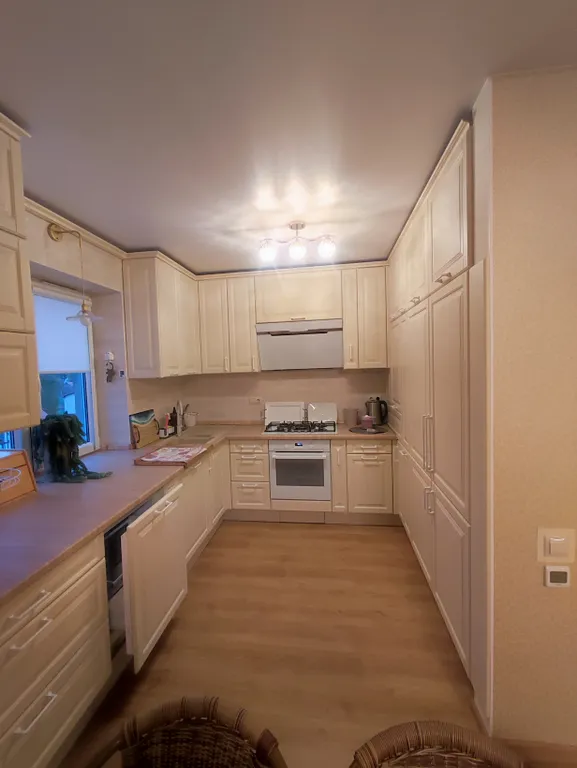 Двухуровневая трёхкомнатная квартира возле моря