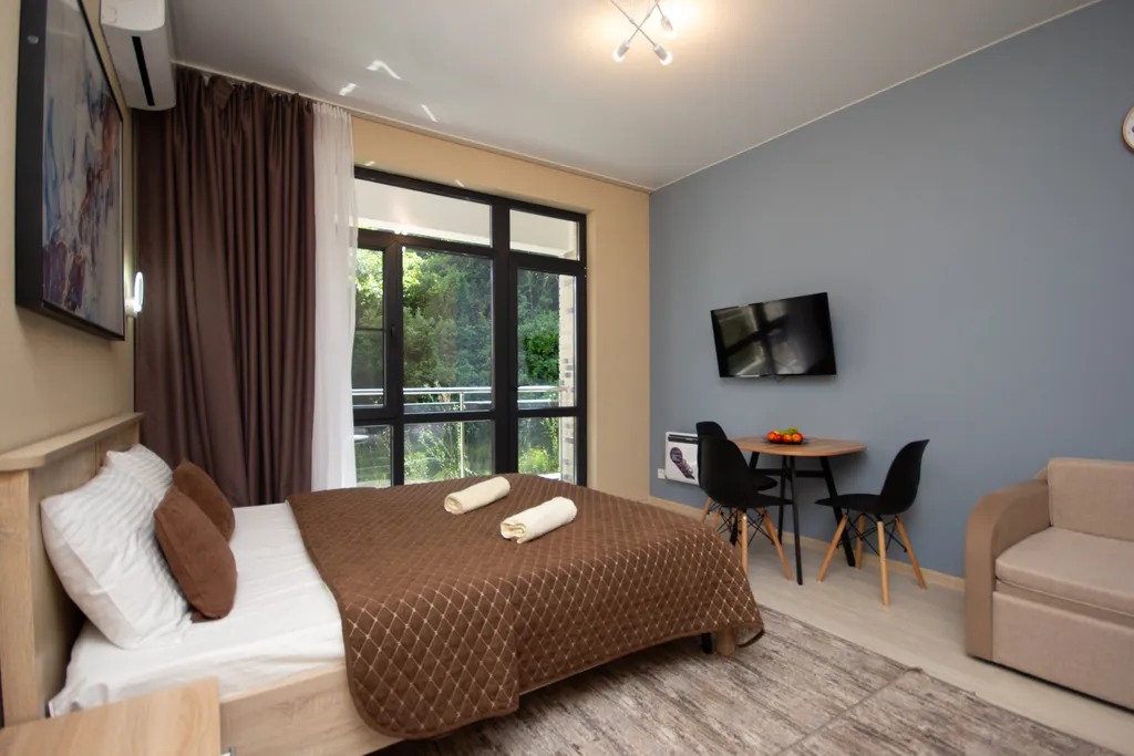 Апартамент с бассейном и балконом