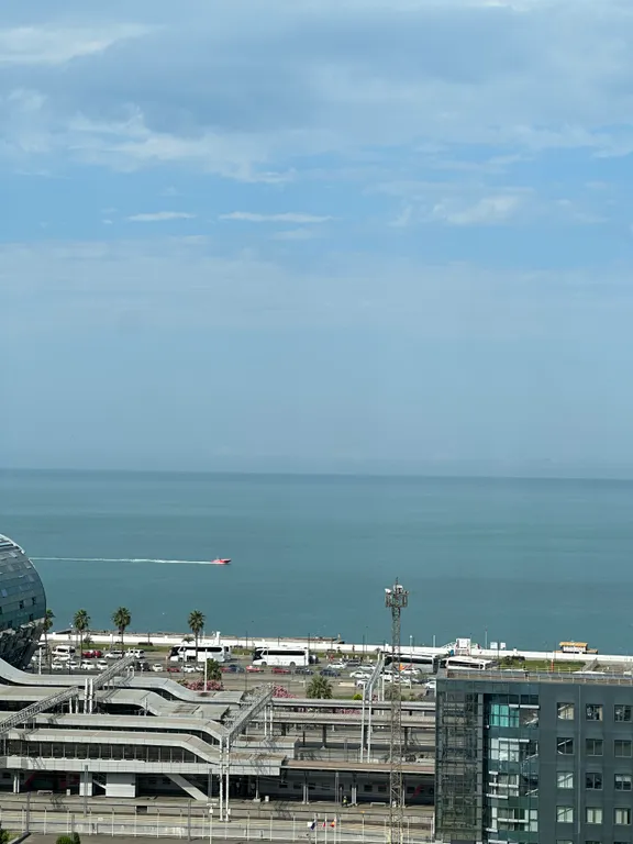 Дизайнерская большая квартира на берегу моря