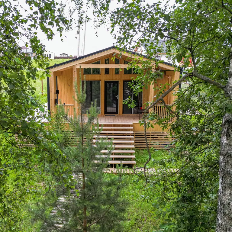 Атмосферный дом с баней в лесу