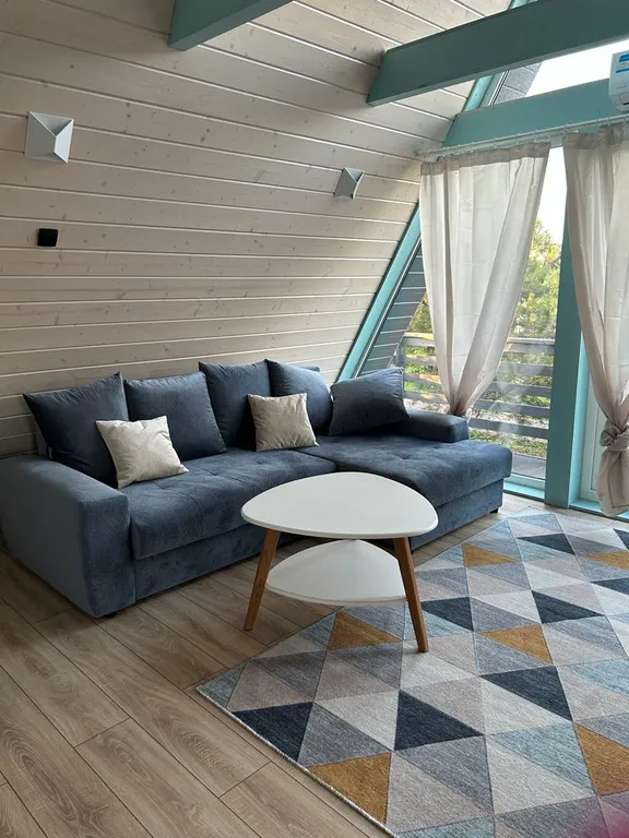 Дом-шалаш на берегу озера