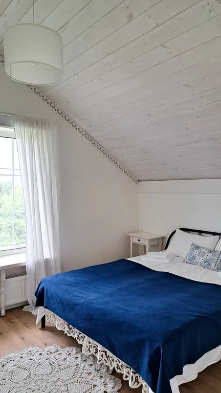 Белый дом на тихой улочке