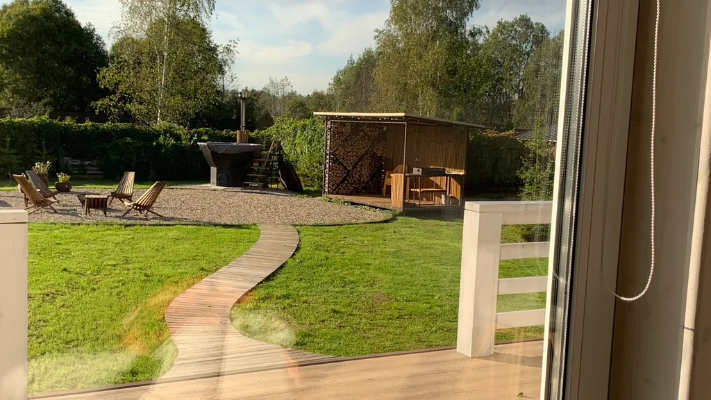 Уютный современный дом с террасой и банным чаном на участке 17 соток