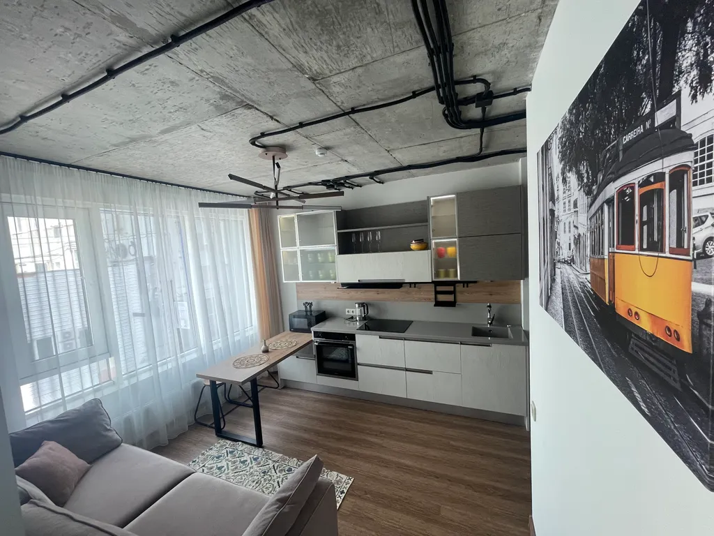 Просторная и светлая квартира с огромными окнами