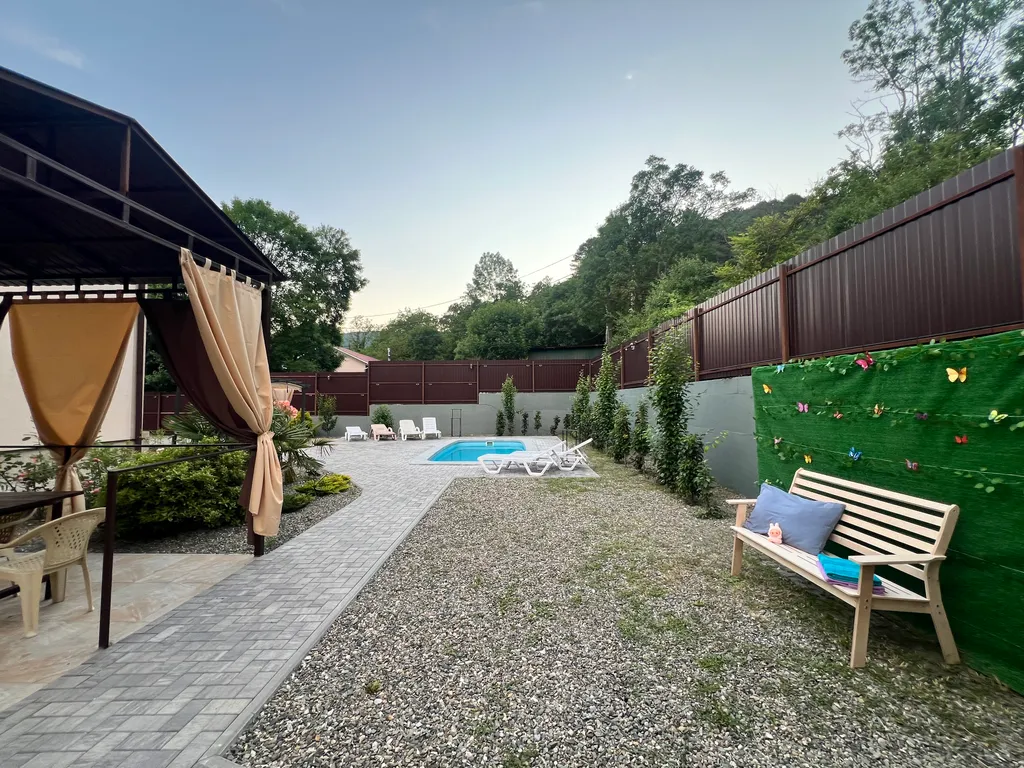 Большой дом с бассейном