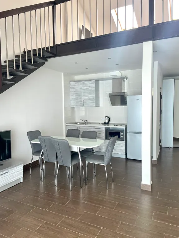 Эллинг на берегу моря