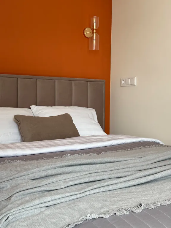 Яркая студия с видом на море