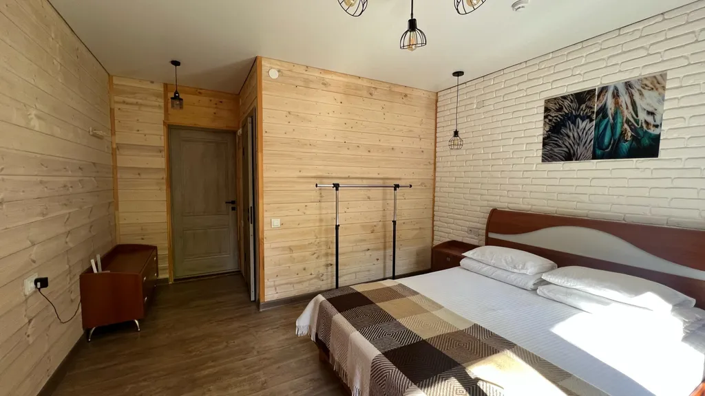 Уютный коттедж на большую компанию в лесу