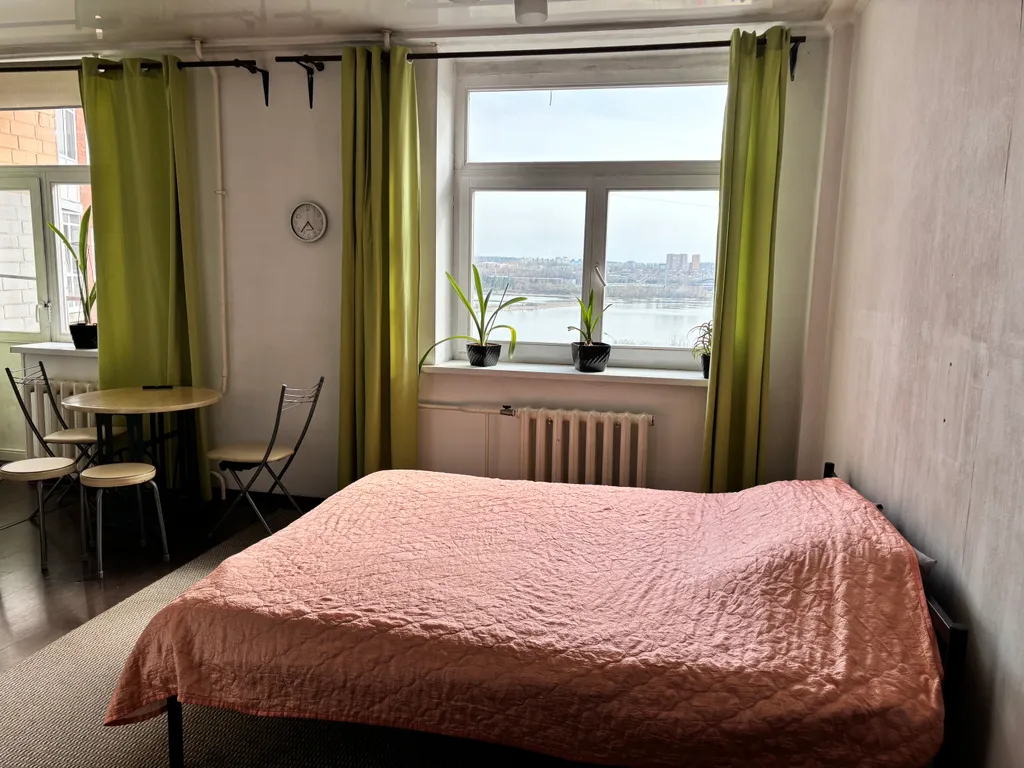 Солнечная студия с прекрасным видом на Ангару