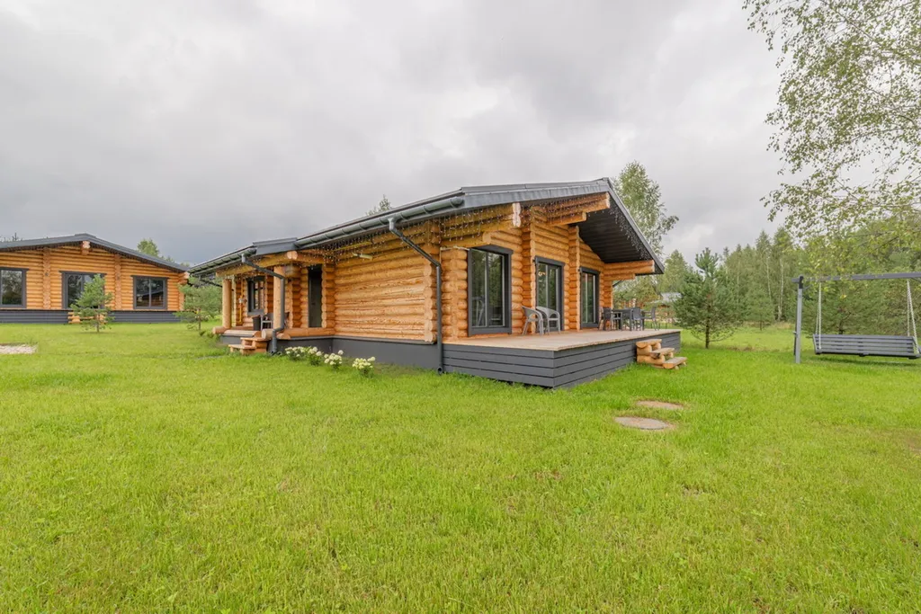 Уютный дом на берегу большого озера