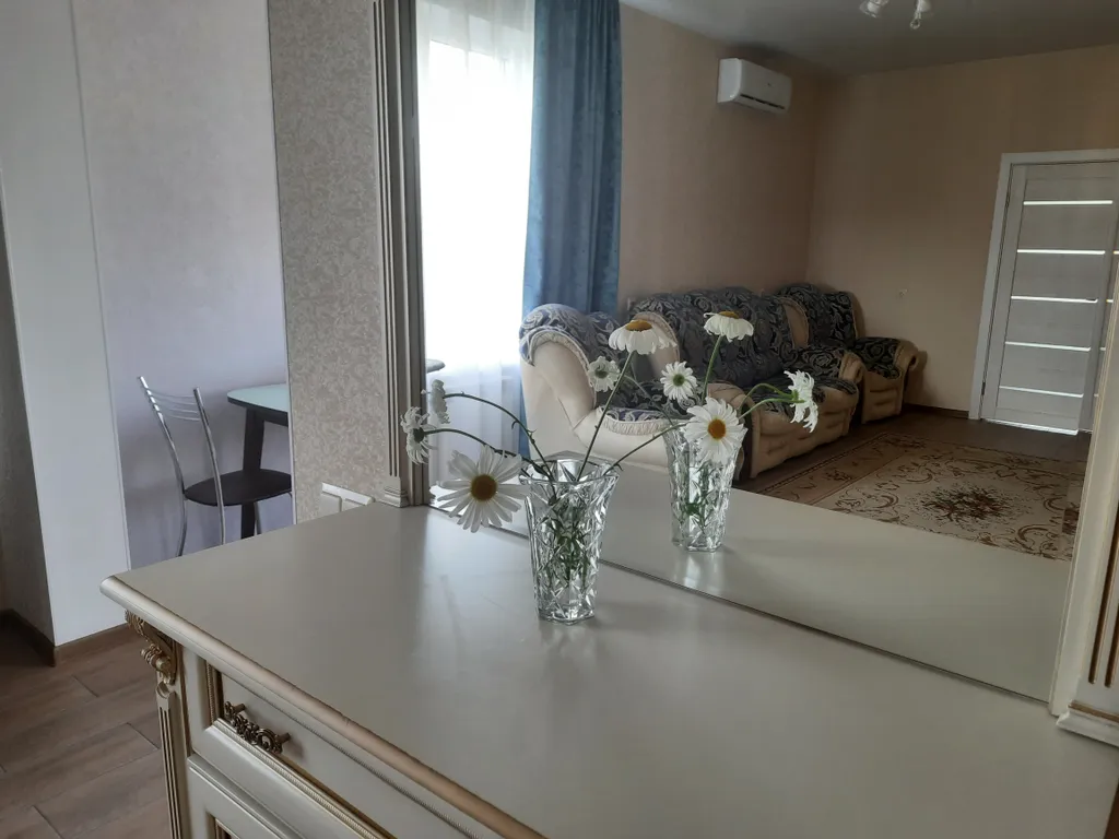 Квартира Большая и современная квартира с балконом — Цемдолина