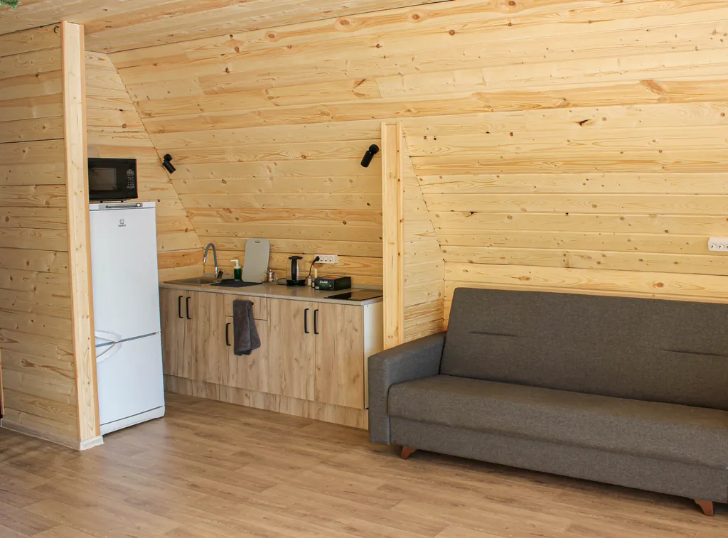 Уютный дом у ручья