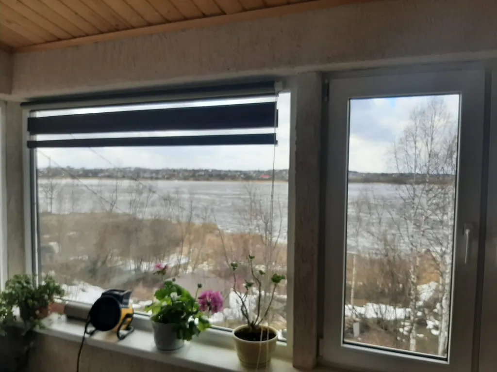 Деревенский дом у озера