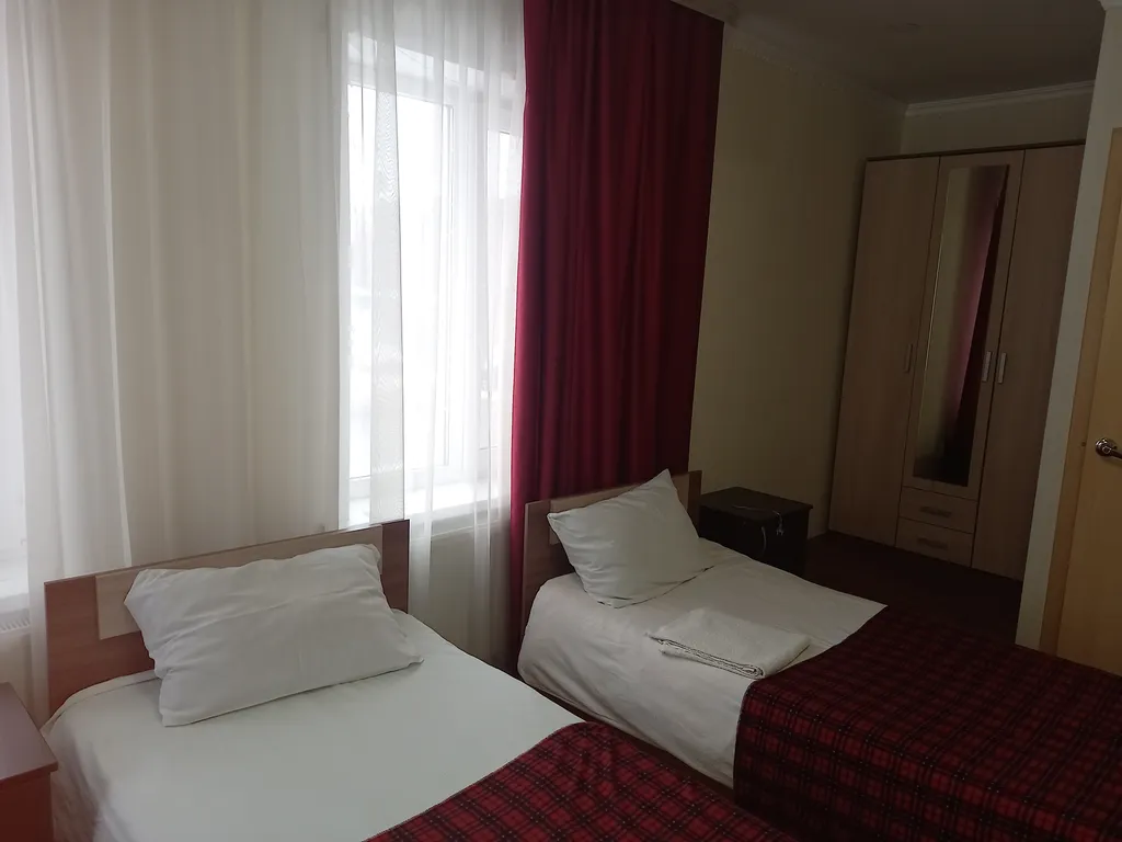 Уютный двухэтажный дом в центре города ( 1 этаж)