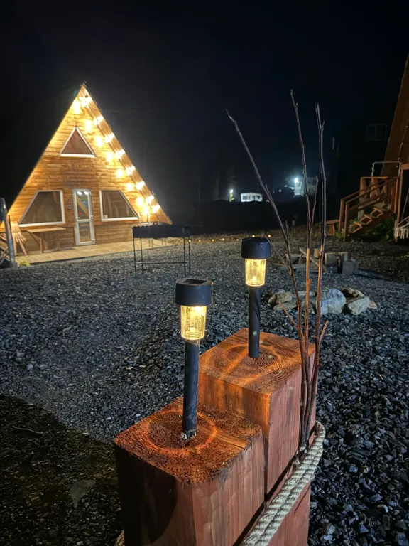 А-frame в окружении леса и гор