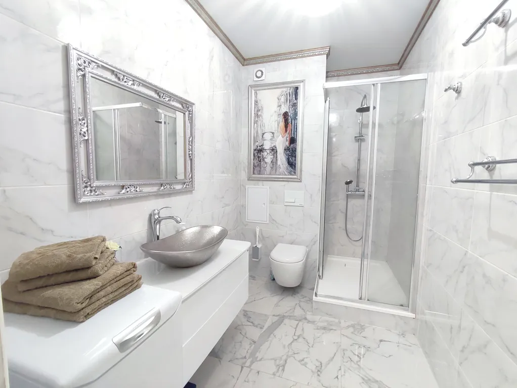 Современная уютная квартира с камином