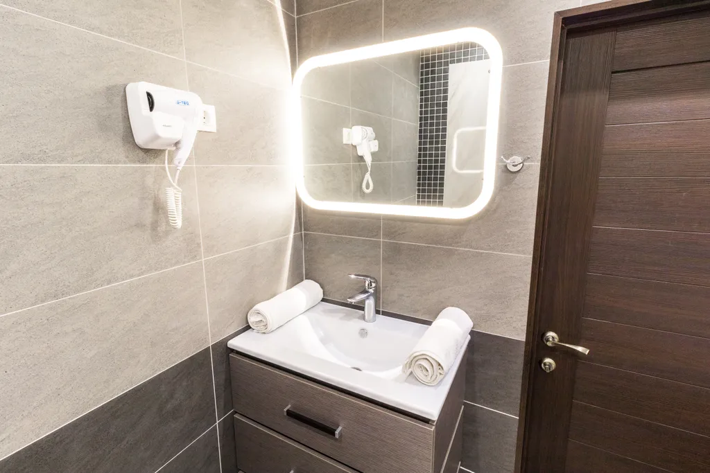 Студия с джакузи и камином