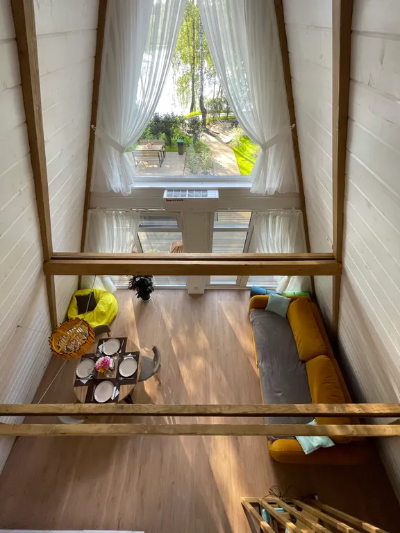 Уютный дом на берегу озера в березовой роще