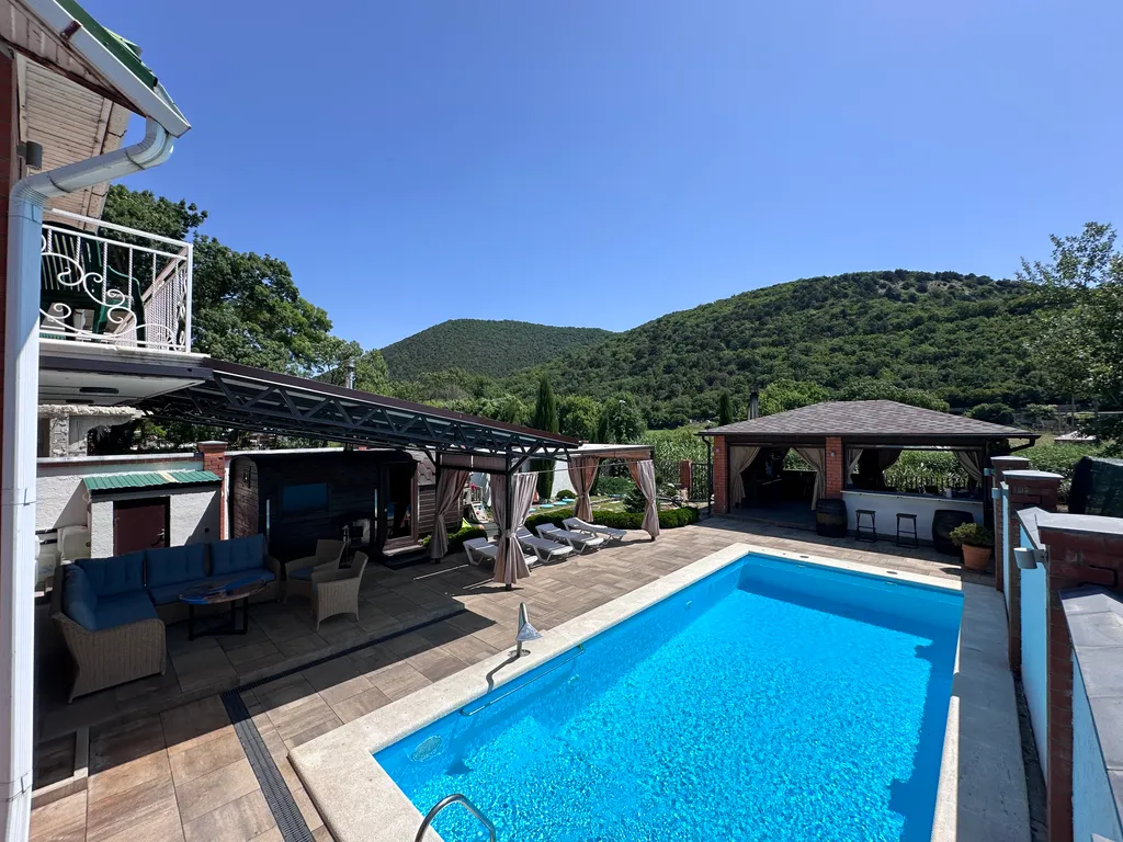 С бассейном на пляже