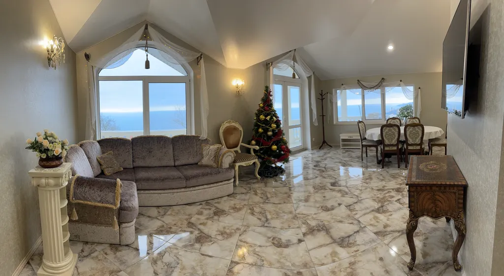 Верхний этаж дома с панорамным видом на море