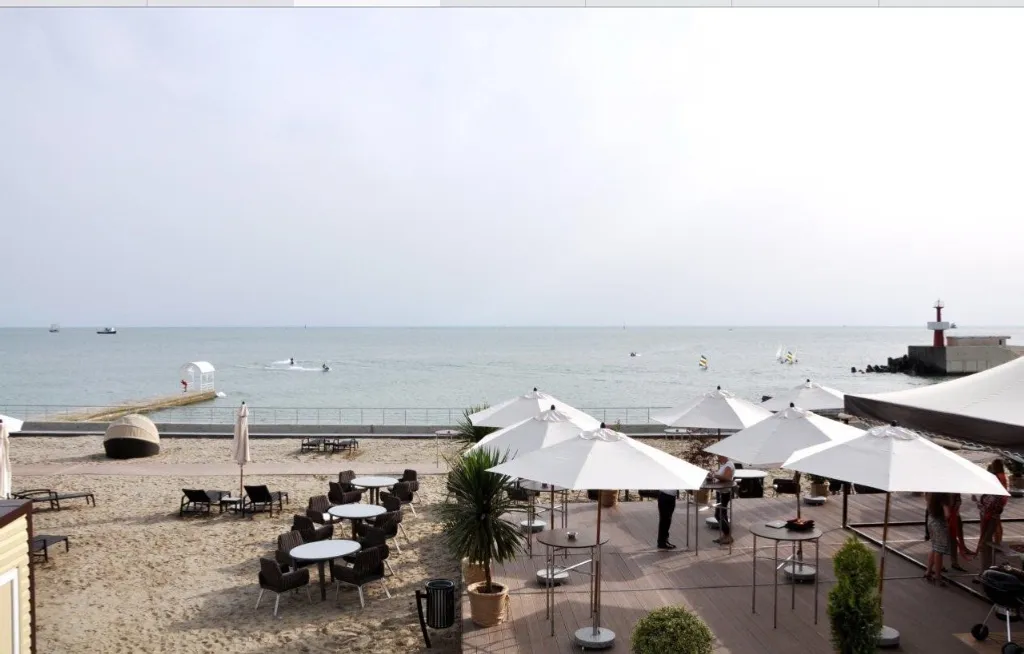 3-комнатная квартира с бассейном у моря