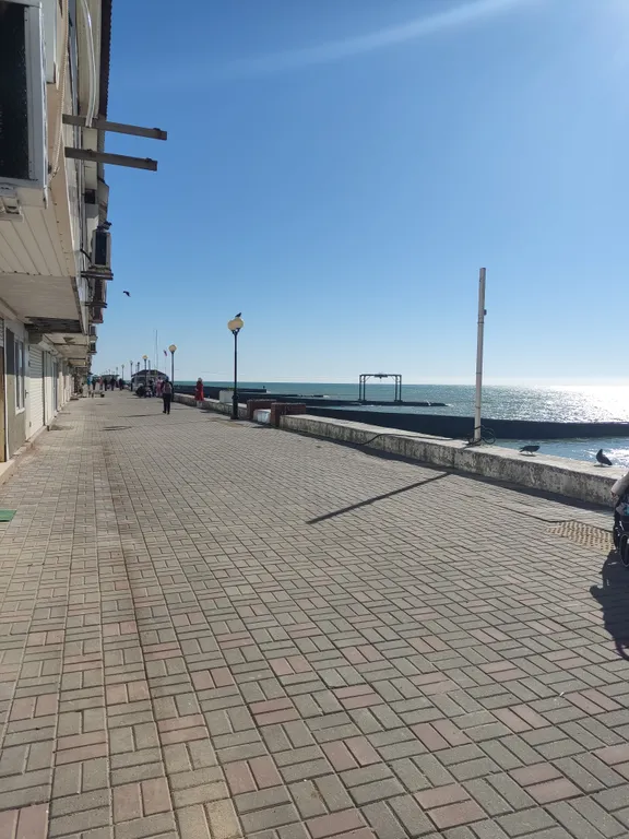 Эллинг на берегу моря