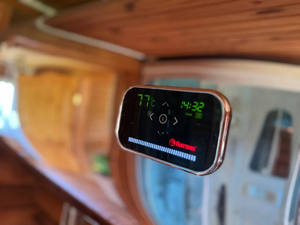 Дом из сруба у воды