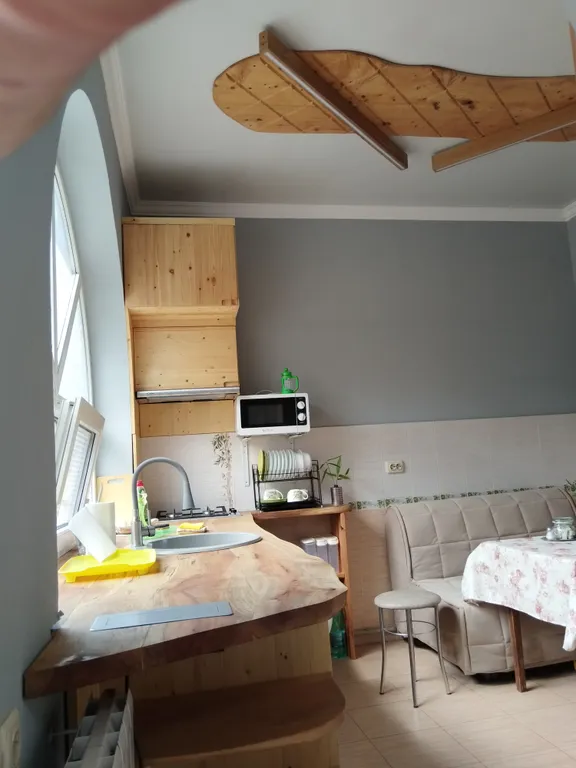 Уютная квартира на тихой зелёной улице с видом на горы