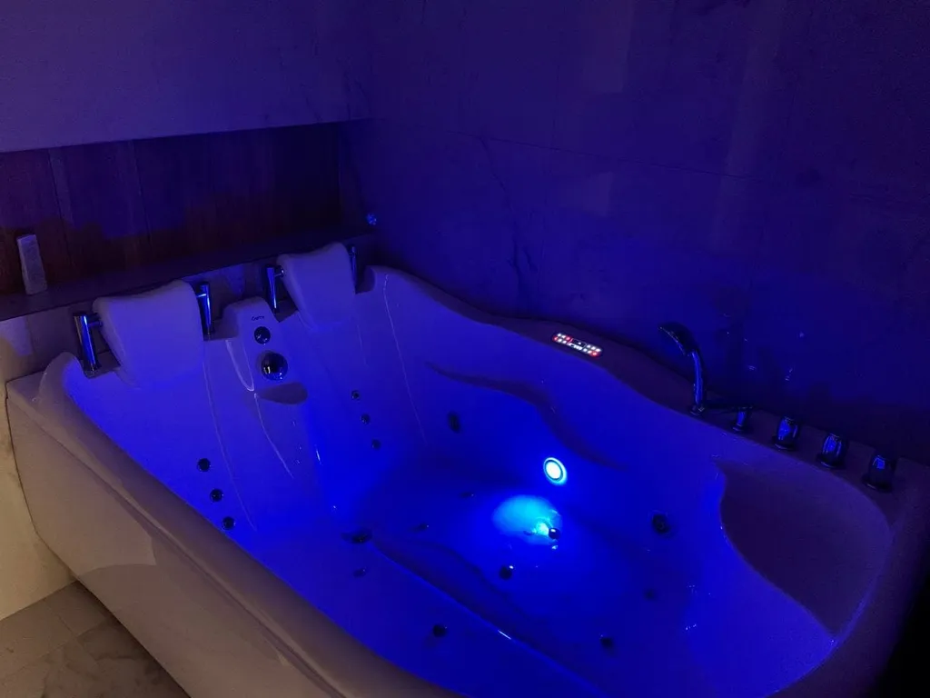 "В Гости!" на Запорожской 69  (1к студия с Джакузи)