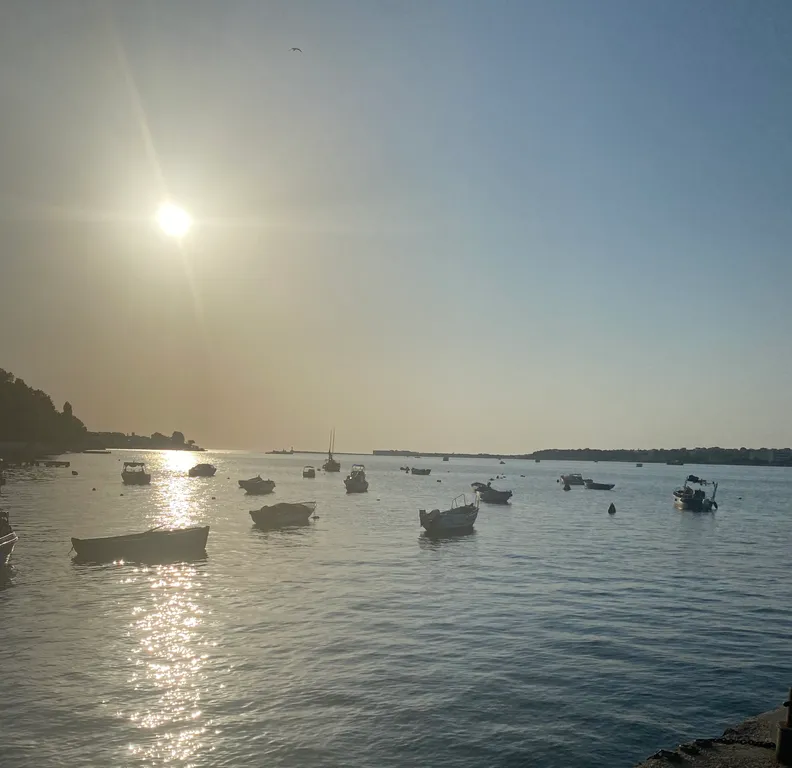 Большая студия с видом на море с панорамными окнами