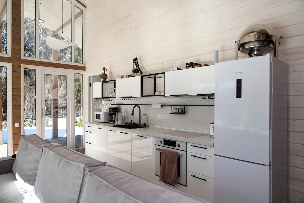 Уютный дом с панорамными окнами и видом на лес