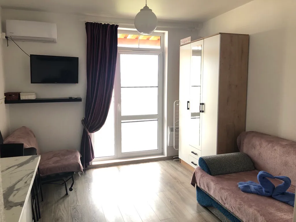 Уютная студия с террасой с видом на горы